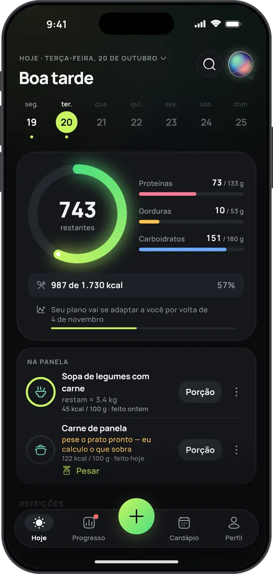 O cartão “Na panela” do 17 Fit: uma sopa de legumes com carne e uma carne de panela, cada uma com o botão “Porção” e quanto ainda sobra