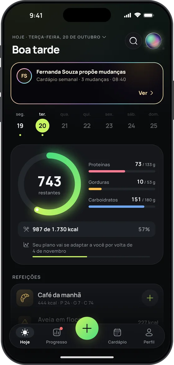 A tela Hoje do cliente: o cartão “Fernanda Souza propõe mudanças · Cardápio semanal · 3 mudanças” acima do anel do dia, com 743 kcal restantes e as barras de macros