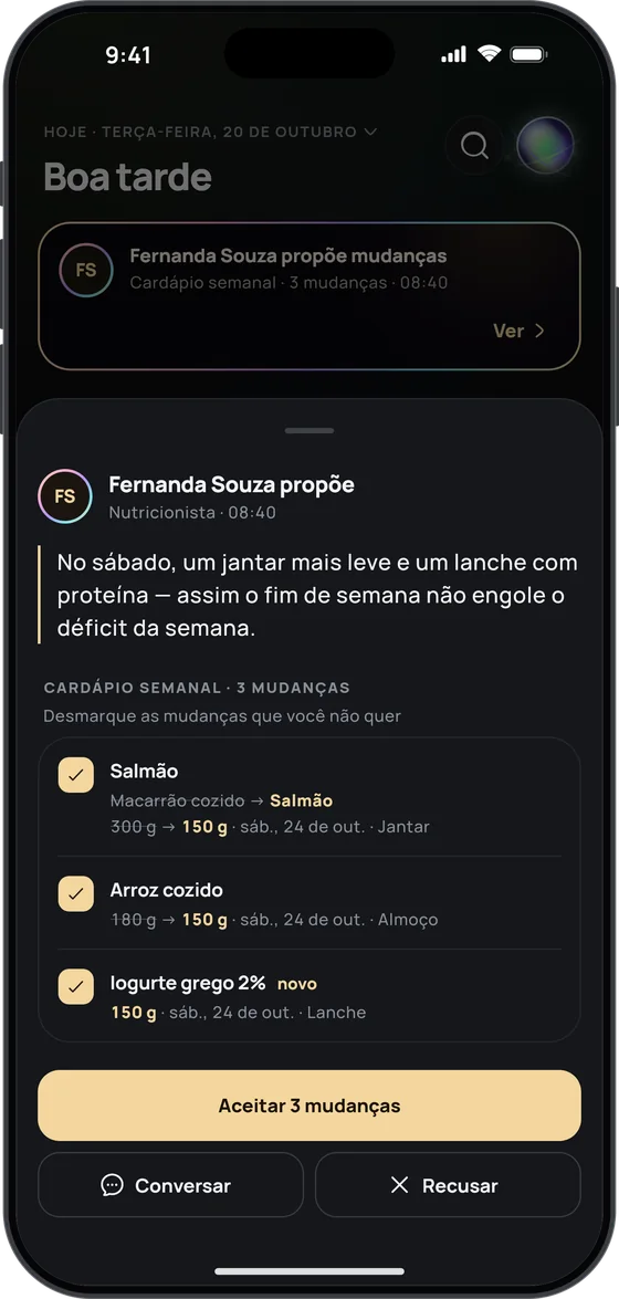 Proposta da especialista Fernanda Souza no celular da cliente: um jantar mais leve e um lanche com proteína no sábado — salmão no lugar do macarrão, menos arroz e um iogurte grego novo, com os botões “Aceitar 3 mudanças”, “Conversar” e “Recusar”